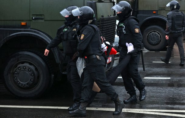 Почти 600 человек задержали на акциях протеста в Белоруссии  