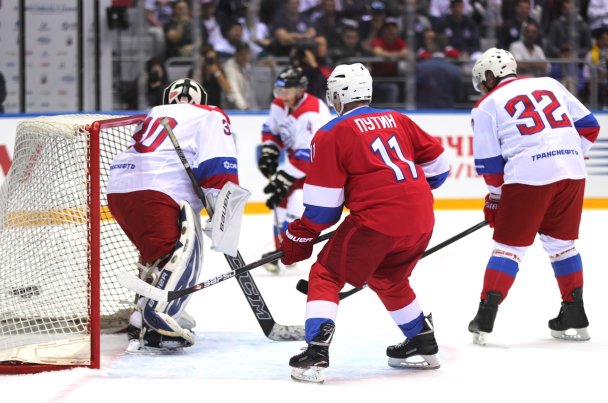 Владимир Путин на матче Ночной хоккейной лиги. Фото с сайта Кремля