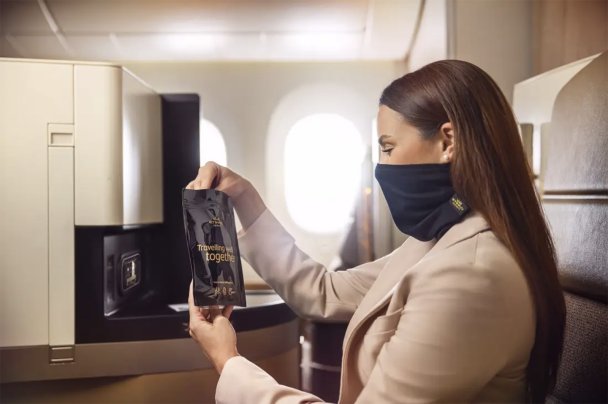 Авиакомпания из ОАЭ раздаст пассажирам первого класса многоразовые маски