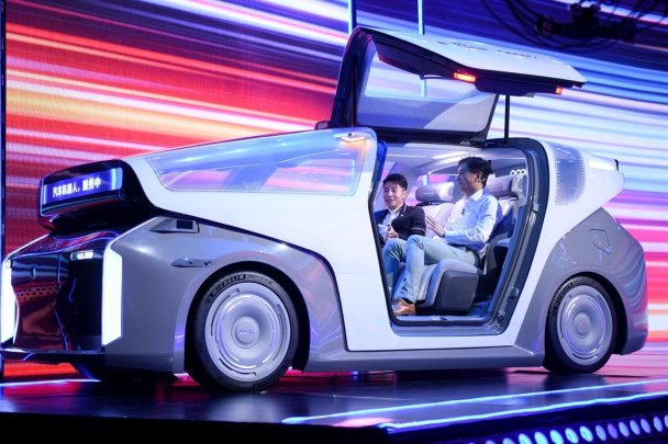 «Водитель, секретарь, личный помощник»: китайская Baidu представила прототип «робота-автомобиля»