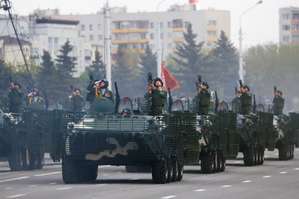 «Мы просто не могли иначе»: в Минске прошел военный парад вопреки рекомендации ВОЗ