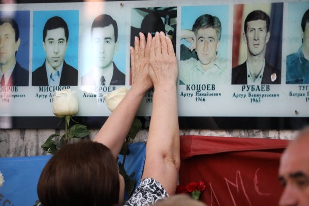 15 лет Беслану: в Северной Осетии вспоминают жертв теракта в школе  №1