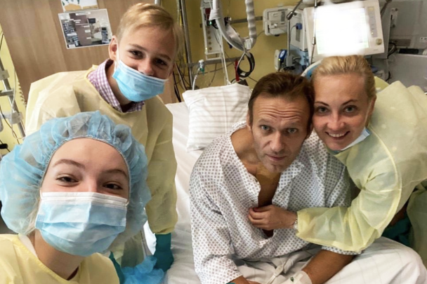 «Вчера смог целый день дышать сам»: Навальный опубликовал первое фото после отравления 