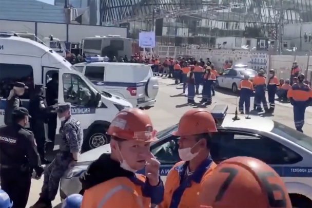 Рабочие на стройке «Лахта центра» устроили забастовку из-за выплат
