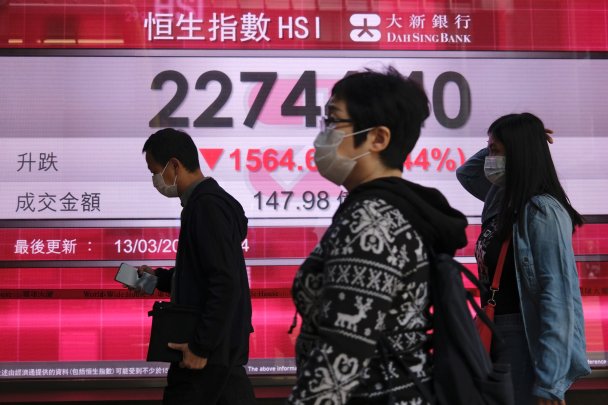 Инвесторы оказались шокированы слабой макроэкономической статистикой Китая  Фото: Tyrone Siu/Reuters