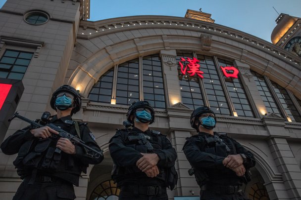 Даже после отмены карантина в китайском Ухане в городе сохраняется напряженная атмосфера (Фото: EPA / Roman Pilipey)