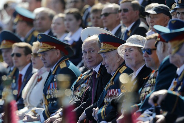 Bloomberg: 80 ветеранов отправили на самоизоляцию перед встречей с Путиным на параде Победы