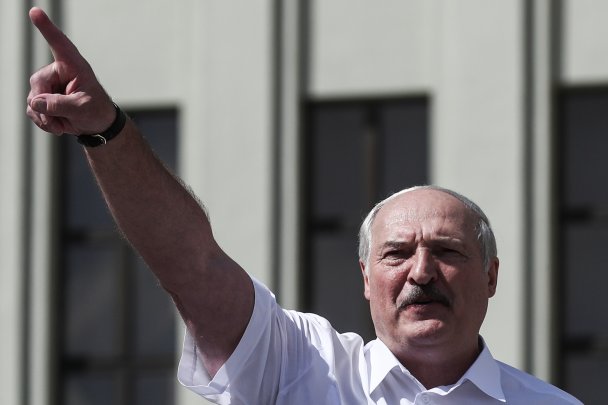 «Даже мертвый я не позволю отдать страну»: Лукашенко на митинге исключил проведение новых выборов