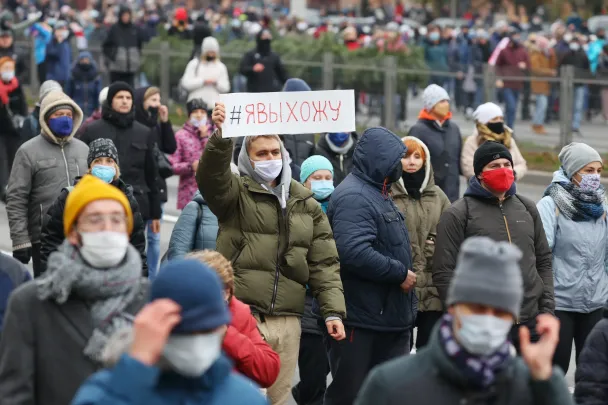 Сотни задержанных, зачистка «площади перемен»: в Минске протестующих разогнали светошумовыми гранатами