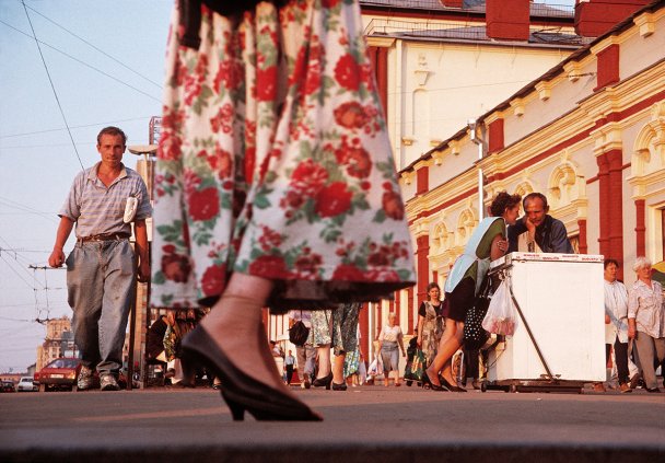 Перед Казанским вокзалом. Москва, Россия, 1996  © Георгий Пинхасов / Magnum Photos