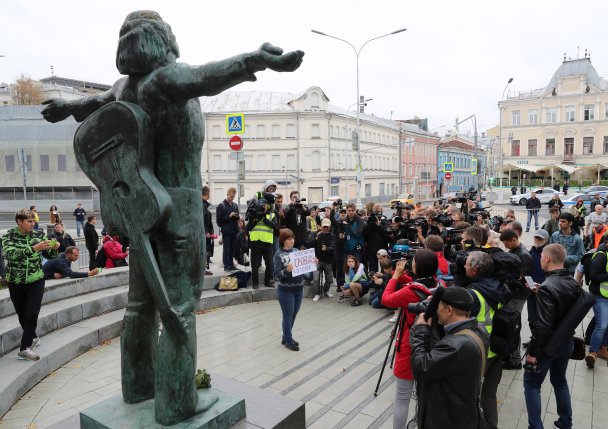 «Нет сносу Конституции»: лица и плакаты одиночных пикетов в Москве