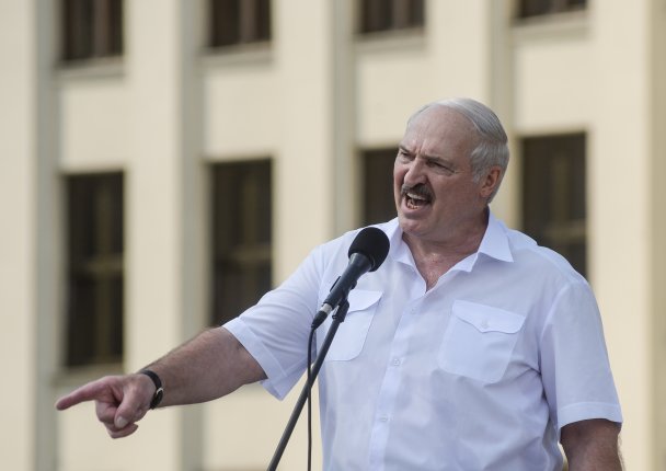«Мы не признаем, что они выбраны законно»: глава дипломатии Евросоюза сравнил Лукашенко с Мадуро