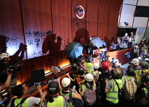 «Это конец Гонконга»: о чем говорят протестующие в городе
