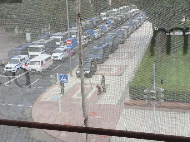 В Минске заметили автозаки, спецтехнику и машины для разгона митингов