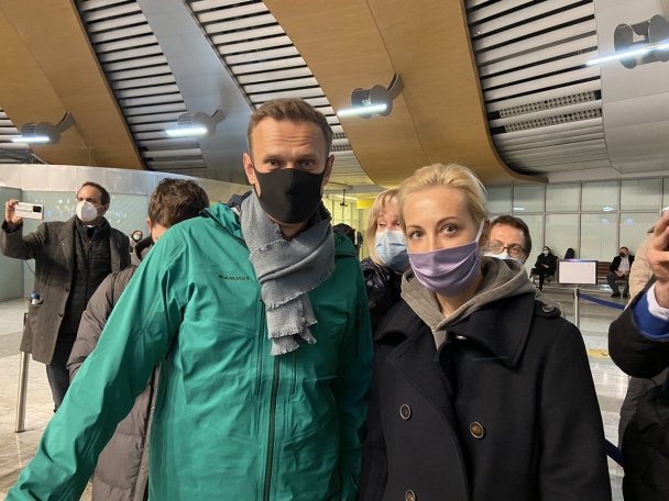 Навального задержали в Шереметьево после возвращения в Россию 