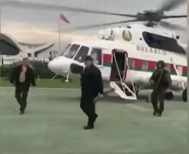 Лукашенко прилетел в свою резиденцию с автоматом в руках