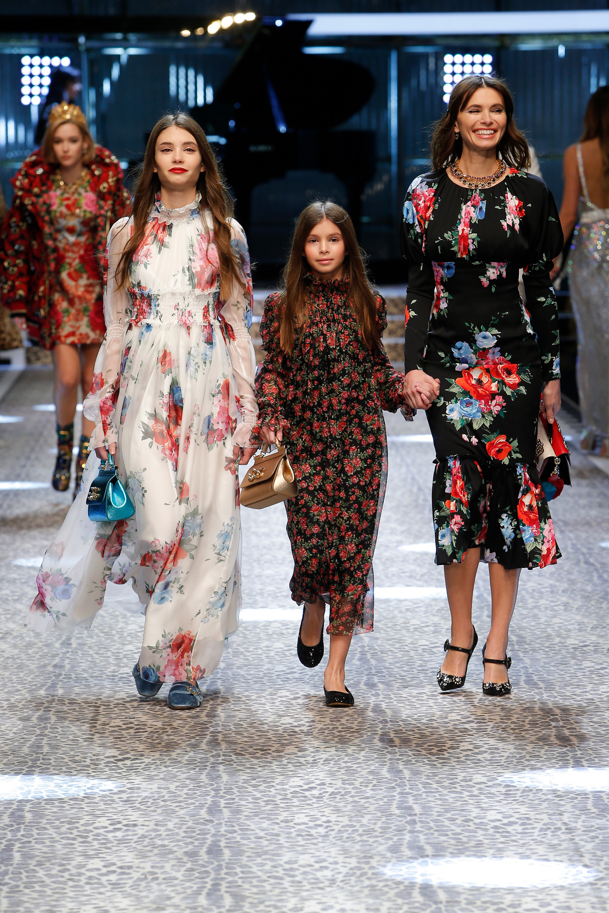 Дорого-богато: эскадрон российских it-girls на подиуме Dolce&Gabbana |  Forbes Woman