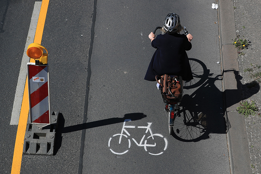 Велосипедистам в Берлине тоже предлагают держать дистанцию полтора метра ( Getty Images )