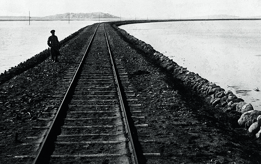 Закаспийскую железную дорогу строили поэтапно с 1881 года, в 1885-м пути пришли в Ашхабад, в 1888 году — в Самарканд, в 1891-м по ней вывезли 165 000 т хлопка