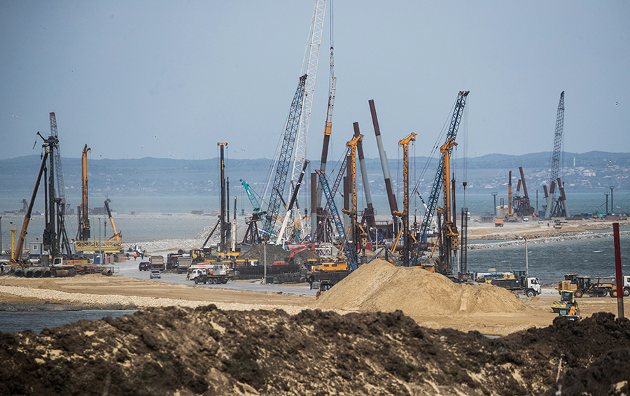 Вид на строительную площадку транспортного моста через Керченский пролив.