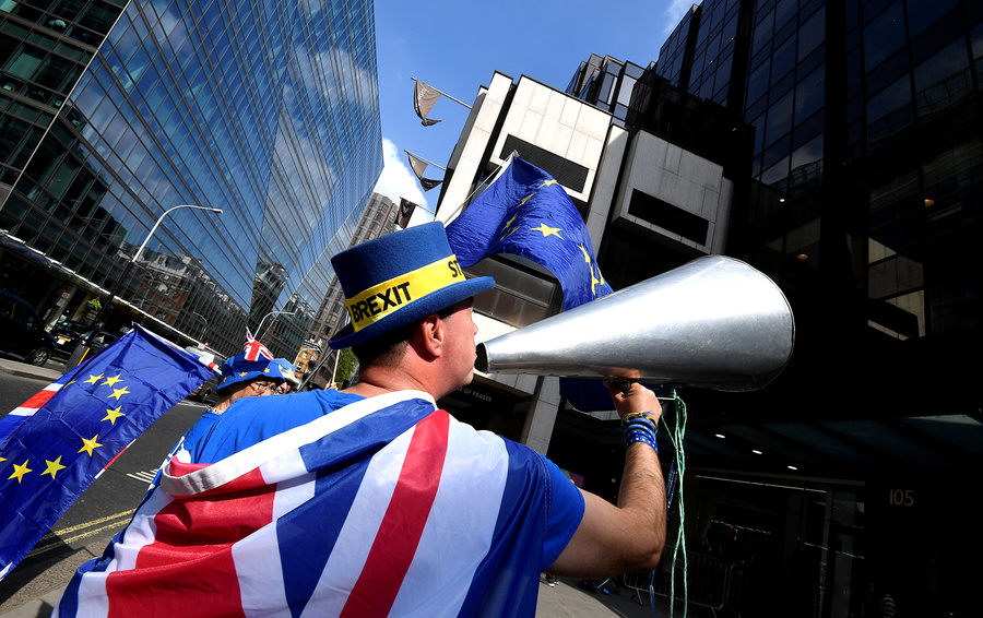Фото Toby Melville / Reuters
