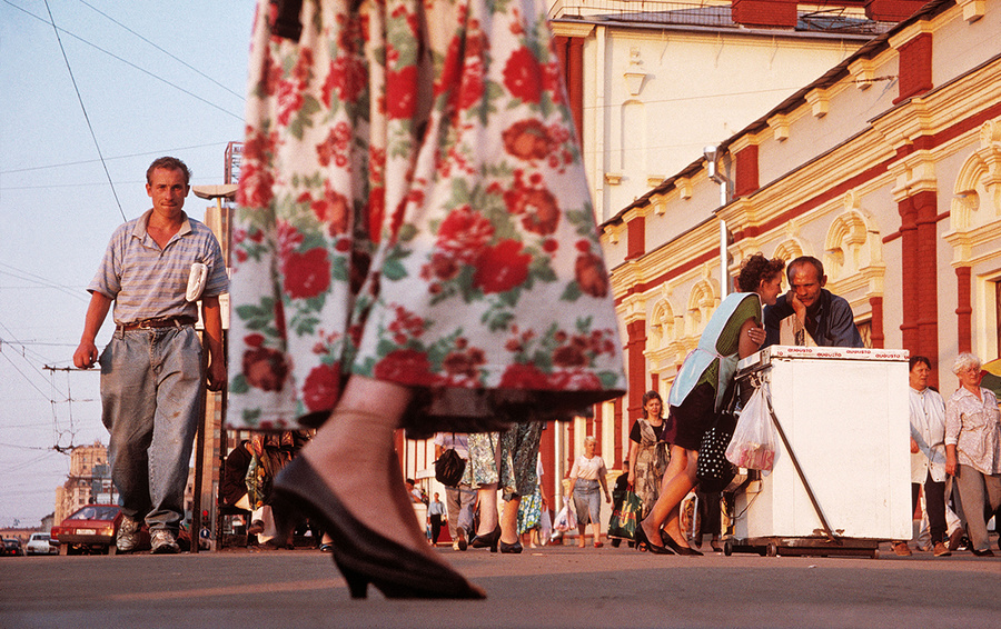 Перед Казанским вокзалом. Москва, Россия, 1996 © Георгий Пинхасов / Magnum Photos