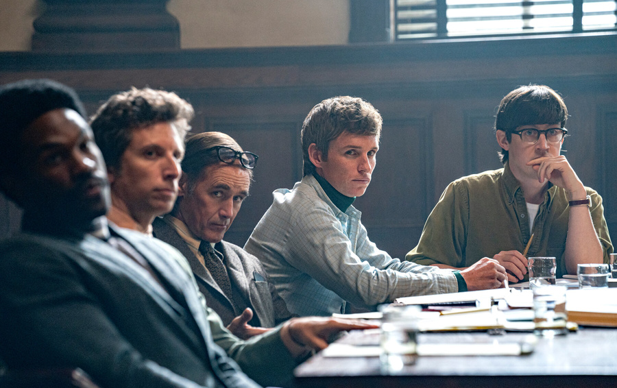 Кадр из фильма "Суд над чикагской семёркой"/Netflix