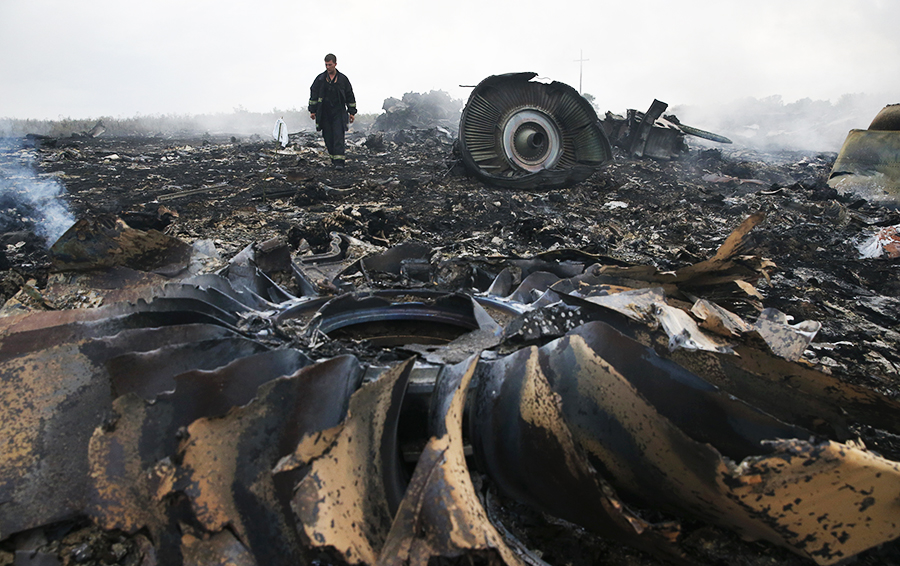 Разбившийся самолет Boeing 777 недалеко от поселка Грабово в Донецкой области, 17 июля 2014 года. 