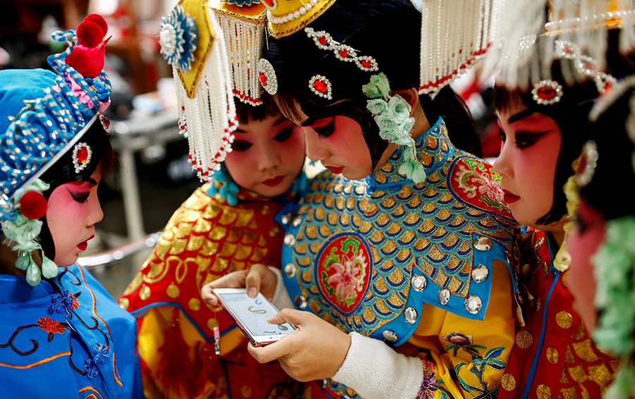 Фото Thomas Peter / Reuters