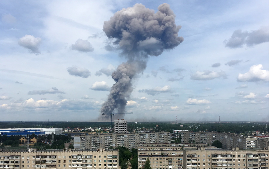 Дым от взрыва на ГосНИИ "Кристалл". Елена Сорокина/ТАСС