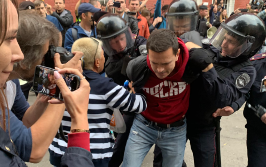 Задержание Ильи Яшина. Фото из твиттера Любови Соболь