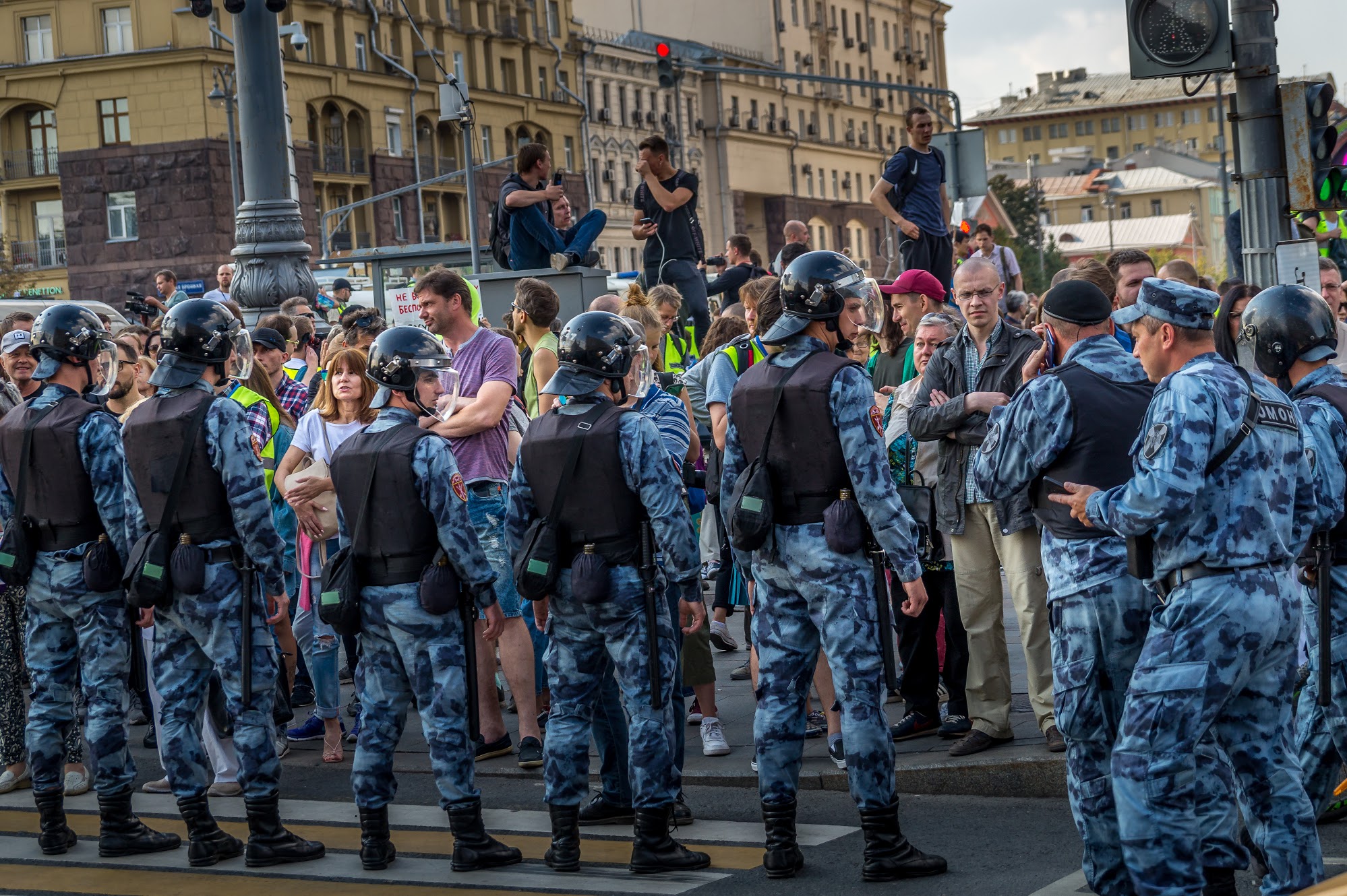 ОМОН опоздал на шествие: крупный протест в центре Москвы впервые за лето  прошел без задержаний | Forbes.ru