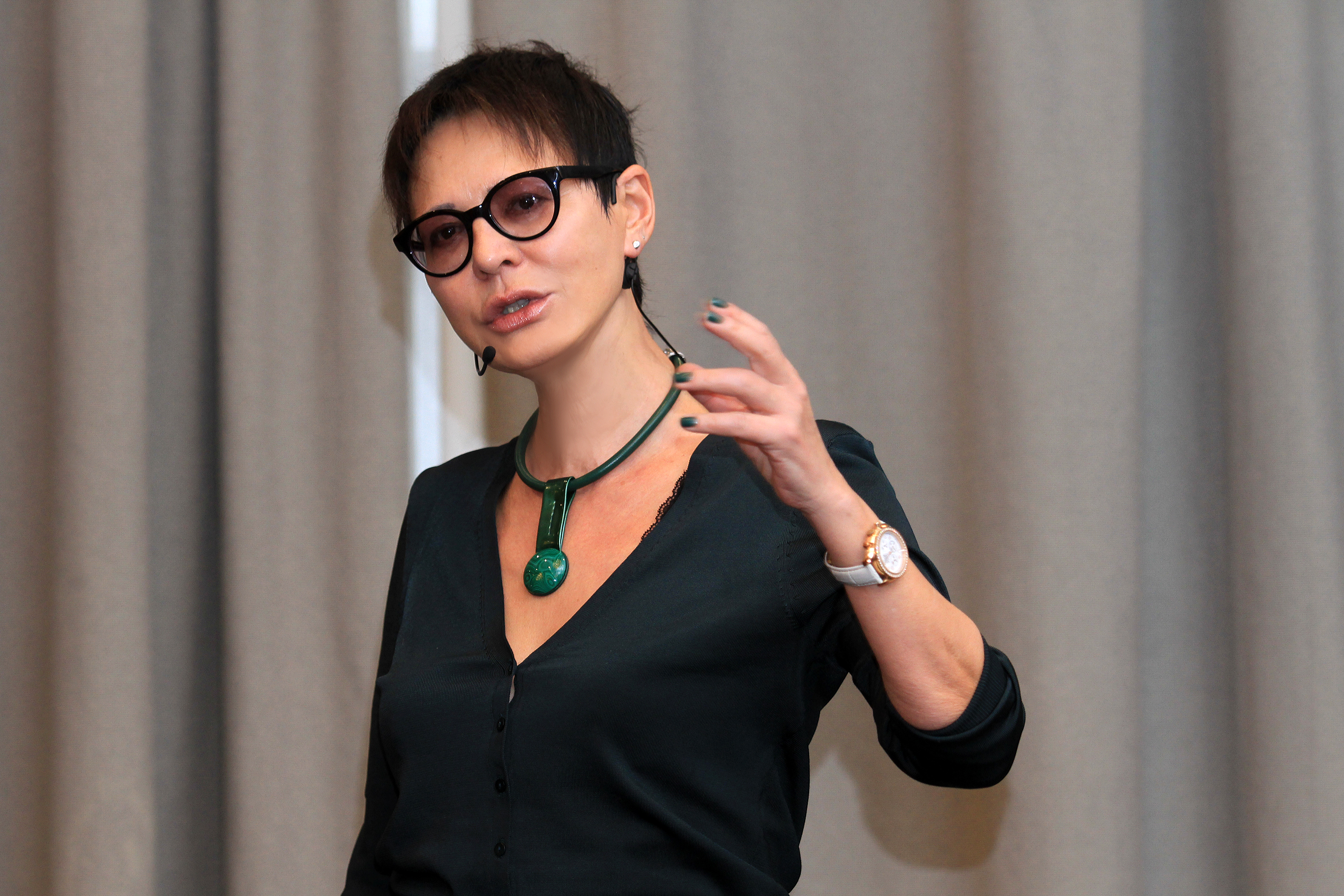 Жить в кайф: как Ирина Хакамада ушла из политики и научилась зарабатывать €50 000 в месяц на личном бренде | Forbes.ru