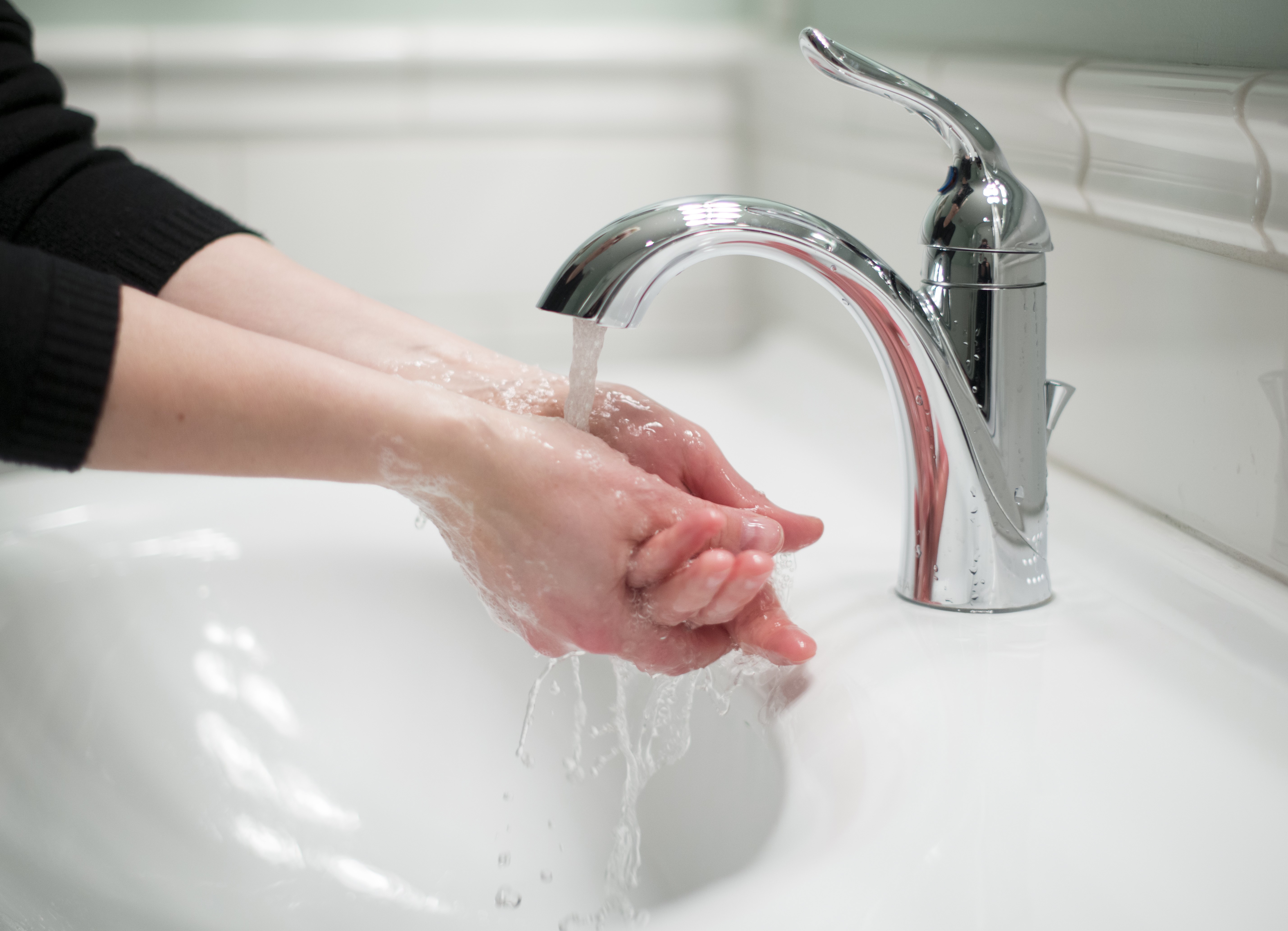 Врач назвала опасности слишком частого мытья рук