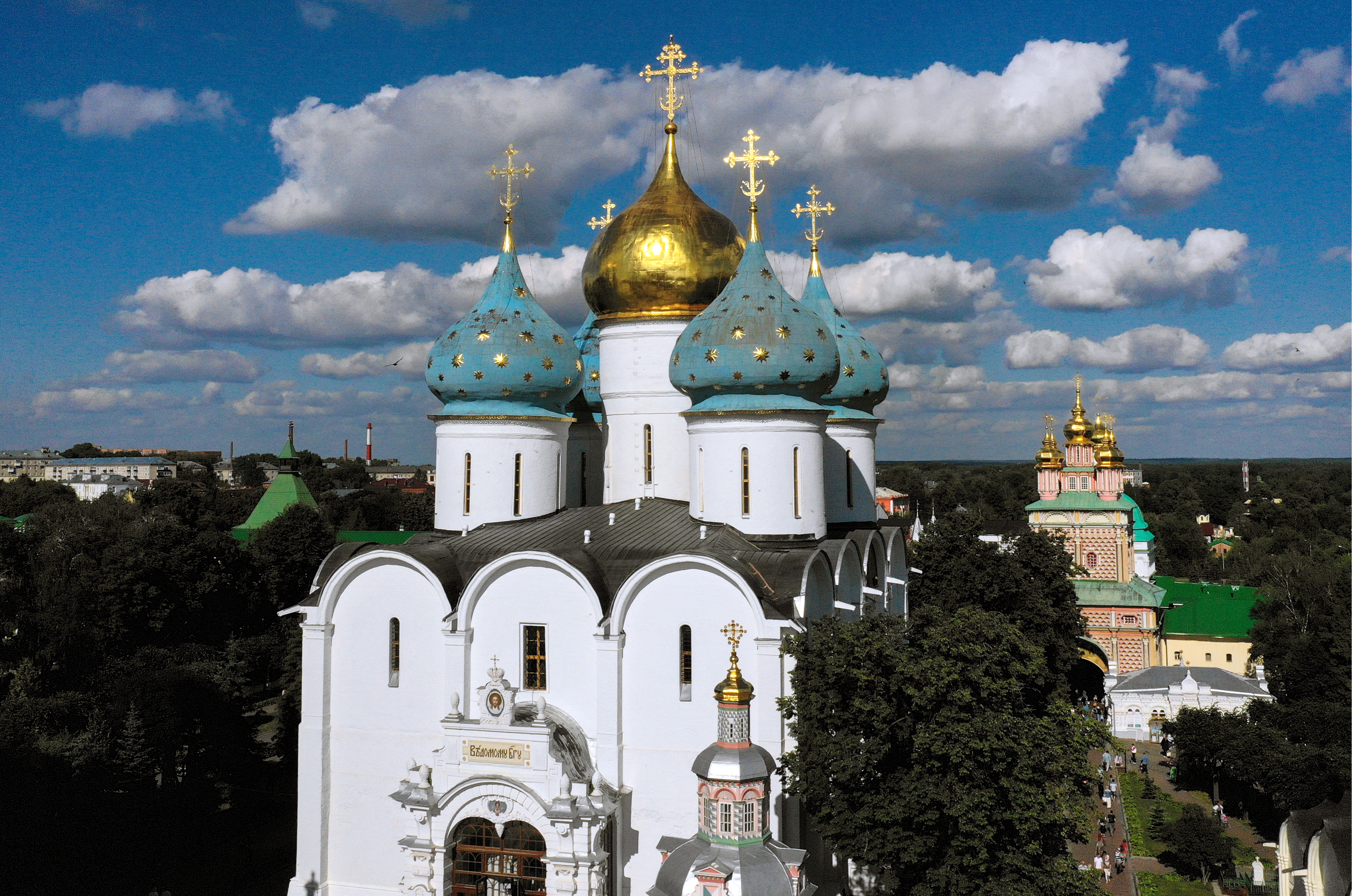 Церковь решает. Православные храмы Сергиев Посад. Сергиев Посад православный Ватикан. Зарубежная православная Церковь в России. Москва превращение в православную Церковь.