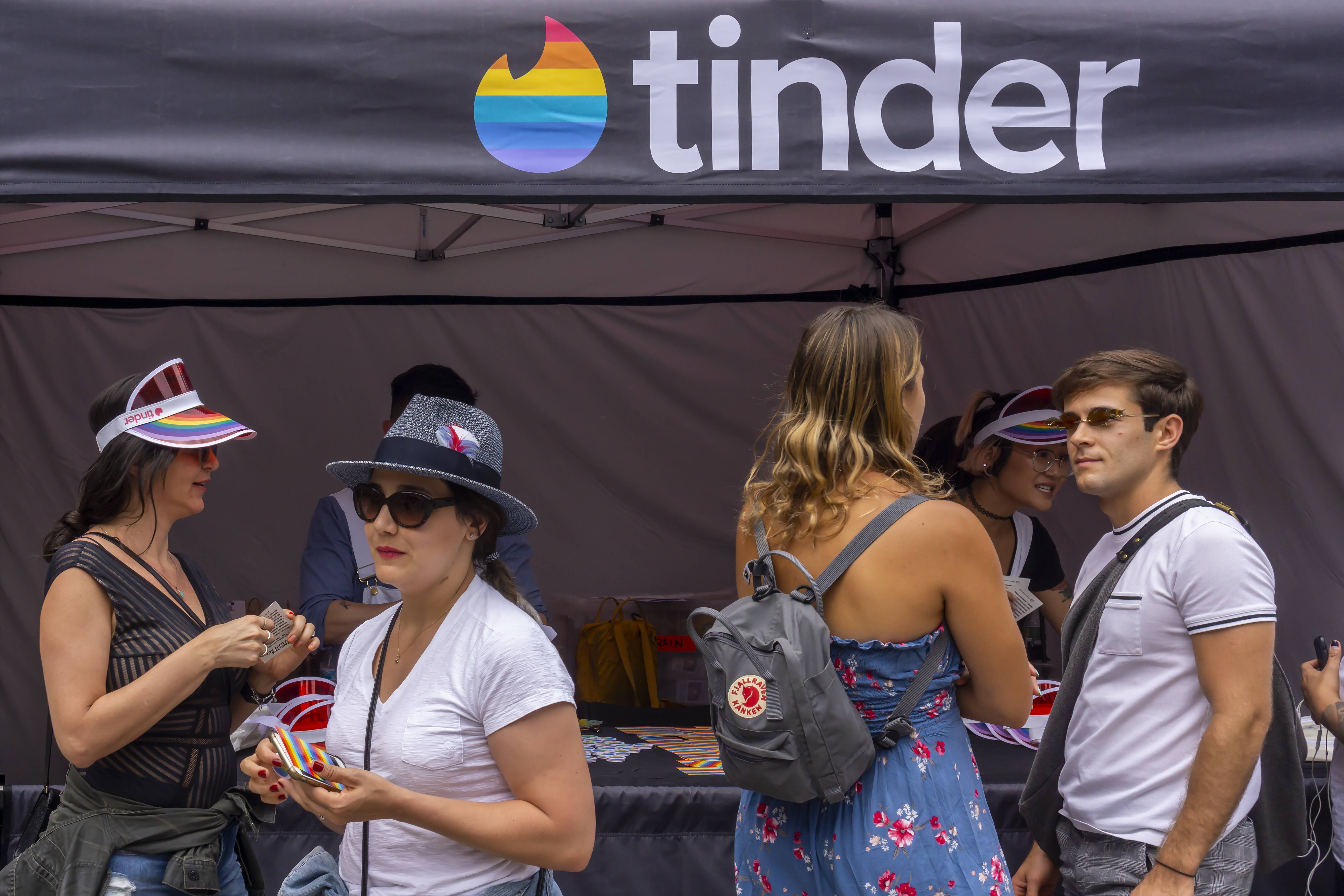 Tinder начал предупреждать представителей ЛГБТ о возможном преследовании в  России | Forbes.ru