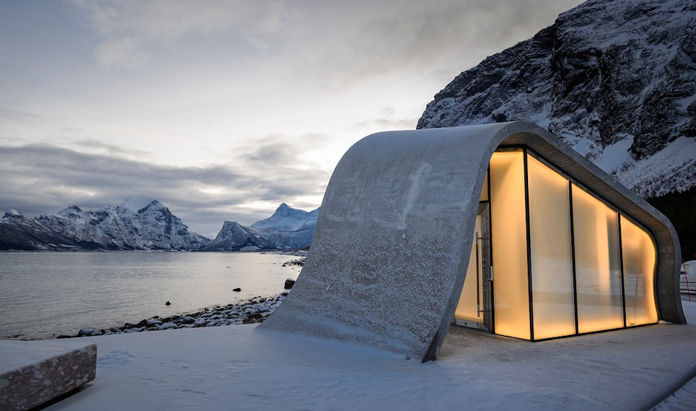 В Норвегии у водопада построили туалет с панорамными окнами