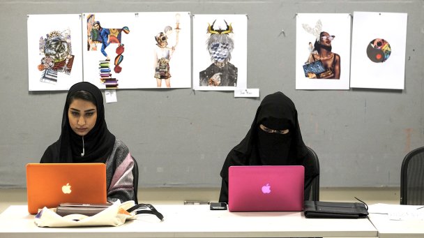 Первокурсницы Школы искусств Университета Содружества Вирджинии в Катаре. (Фото:  Bonnie Jo Mount / Getty Images)