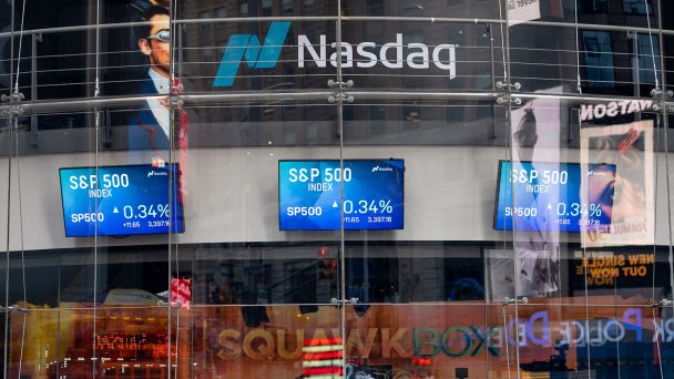 Здание фондовой биржи NASDAQ  на Таймс-сквер в Нью-Йорке (Фото Getty Images)
