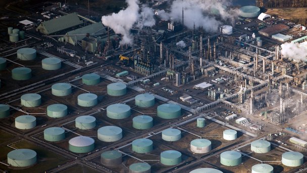 Резервуары для хранения на нефтеперерабатывающем заводе, штат Вашингтон, США (Фото: James MacDonald/Bloomberg via Getty Images)