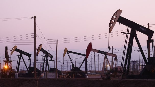 Нефтяное месторождение недалеко от Маккитрика, штат Калифорния (Фото Mario Tama/Getty Images)