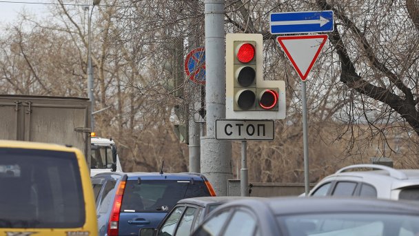 Светофор с запрещающим сигналом поворота (Фото Агентства «Москва»)