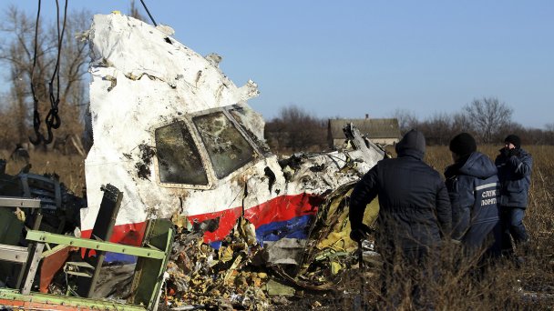На месте крушения Boeing 777 около села Грабово Донецкой области. (Фото Antonio Bronic / Reuters)