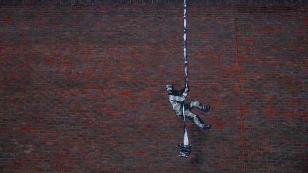 Картина Бэнкси на стене бывшей тюрьмы в Рединге (Фото Matthew Childs / Reuters)