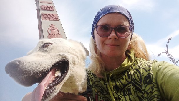 Ирина Сидоренко и ее собака Грета в географическом центре Колумбии (Фото DR)