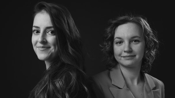 Евгения Кузнецова (слева) и Кристина Багрова познакомились в МИФИ, а в 2016 году основали агентство You Social (Фото Александра Карнюхина для Forbes)