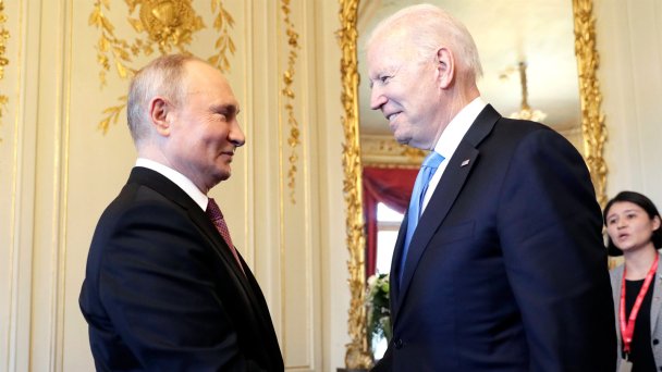 Владимир Путин и Джо Байден на встрече в Женеве 16 июня 2021 года. Фото ТАСС