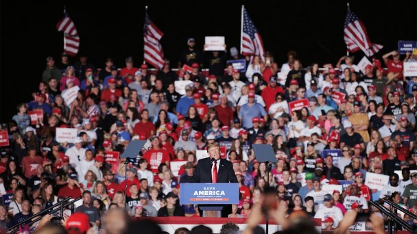Дональд Трамп выступает во время митинга Save America на ярмарке в штате Айова 9 октября 2021 г. (Фото Dan Brouillette/Bloomberg via Getty Images)