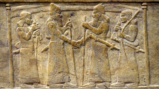 Рукопожатие царей Салманасара III и Мардука-закир-шуми (Фото Osama Shukir Muhammed Amin FRCP(Glasg)/CC BY-SA 4.0/Wikipedia)
