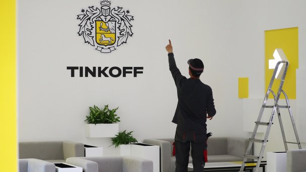Монтаж стенда Tinkoff (Фото Петра Ковалева / ТАСС)